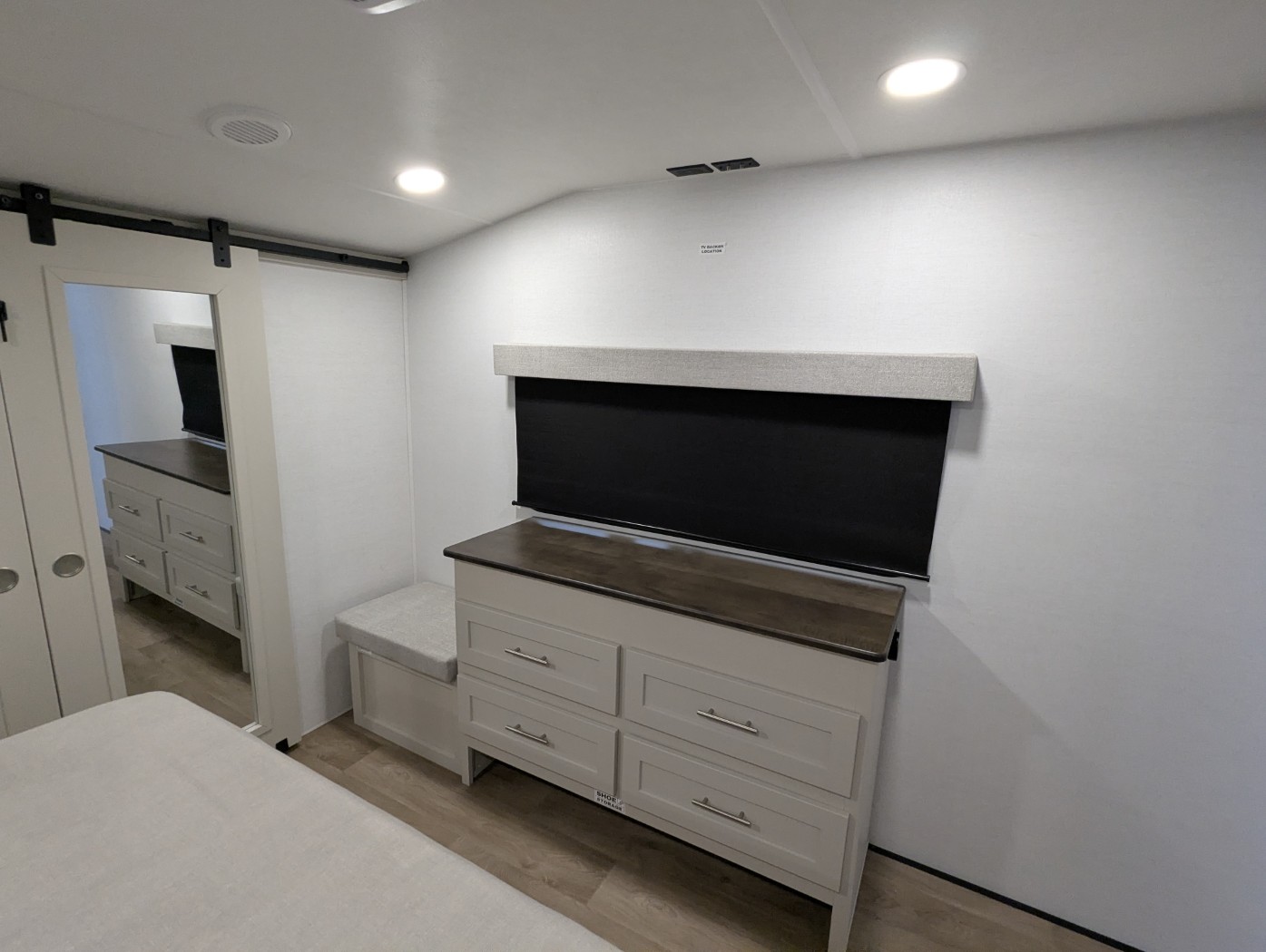 2027 Alliance RV Avenue 32RLS - Image 13