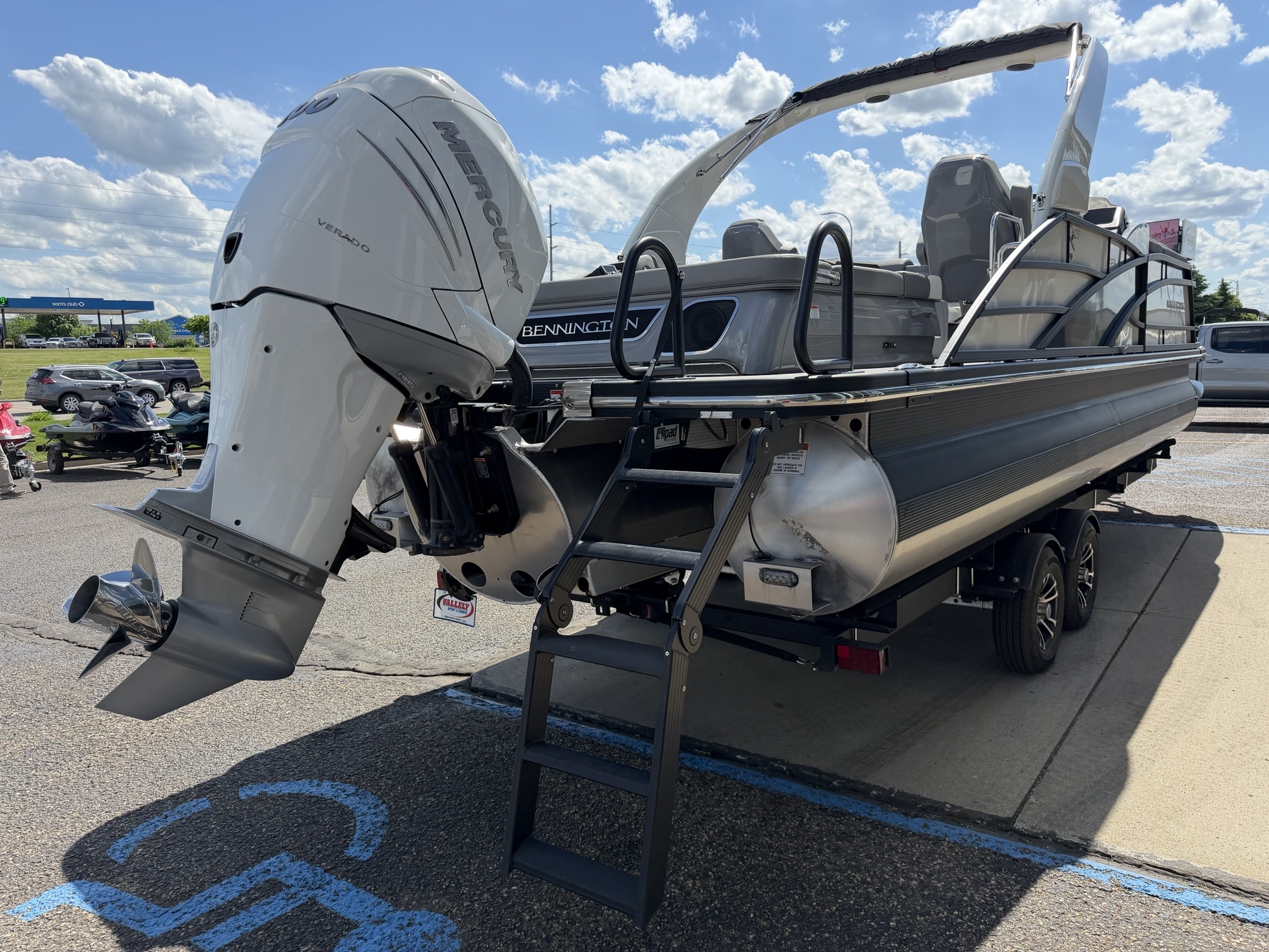 2023 Bennington 25QSBA Swingback with Power Arch - Image 6