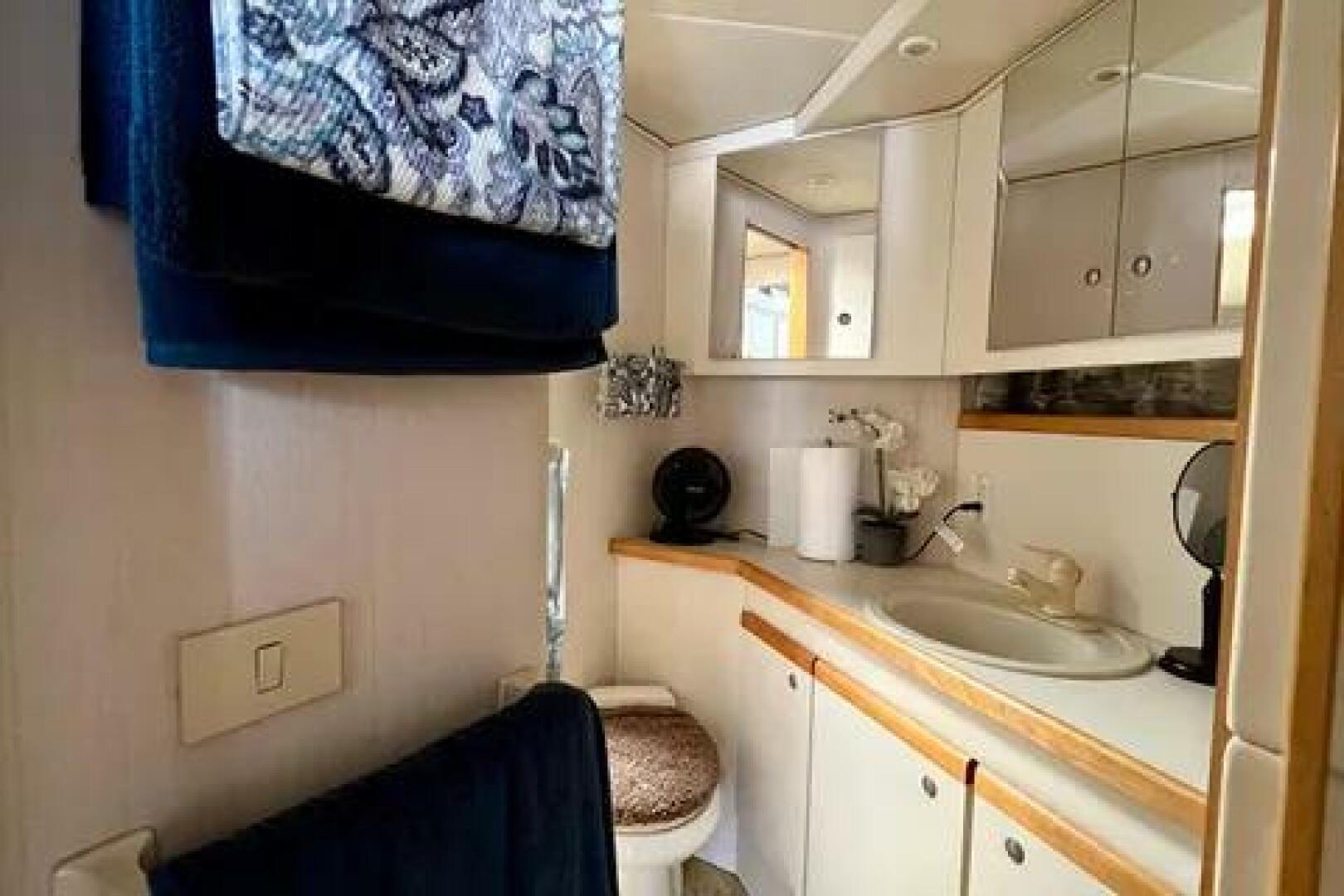 1996 Cruisers Yachts 4285 Express Bridge - Image 15