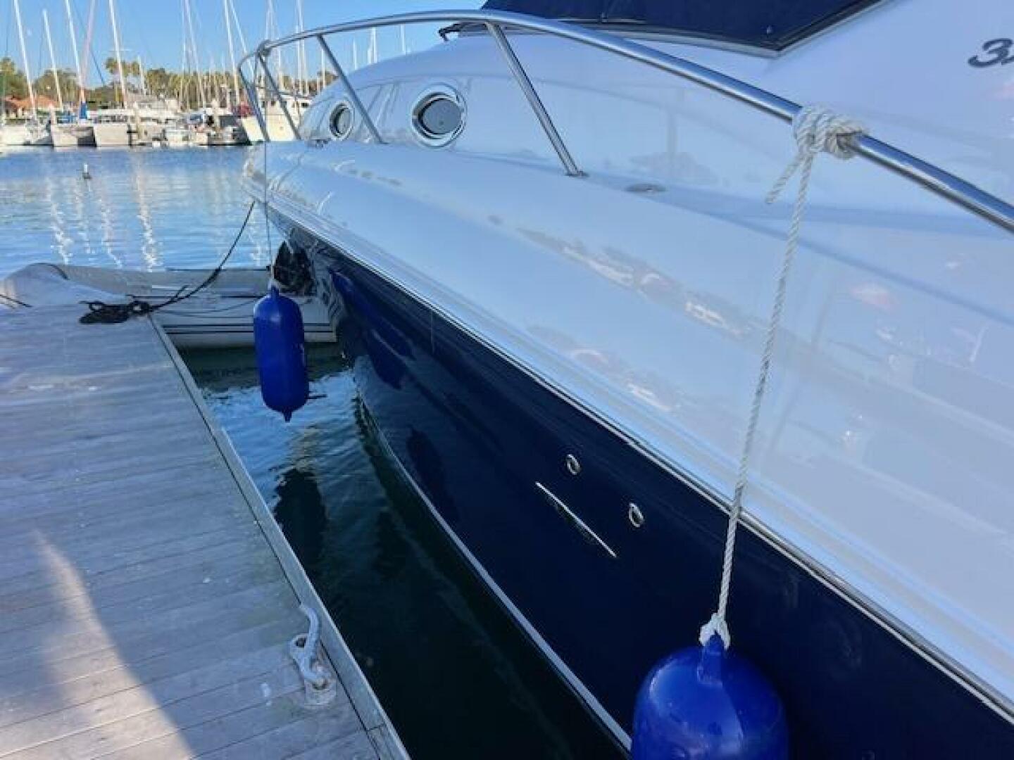2005 Sea Ray 320 Sundancer - Image 8