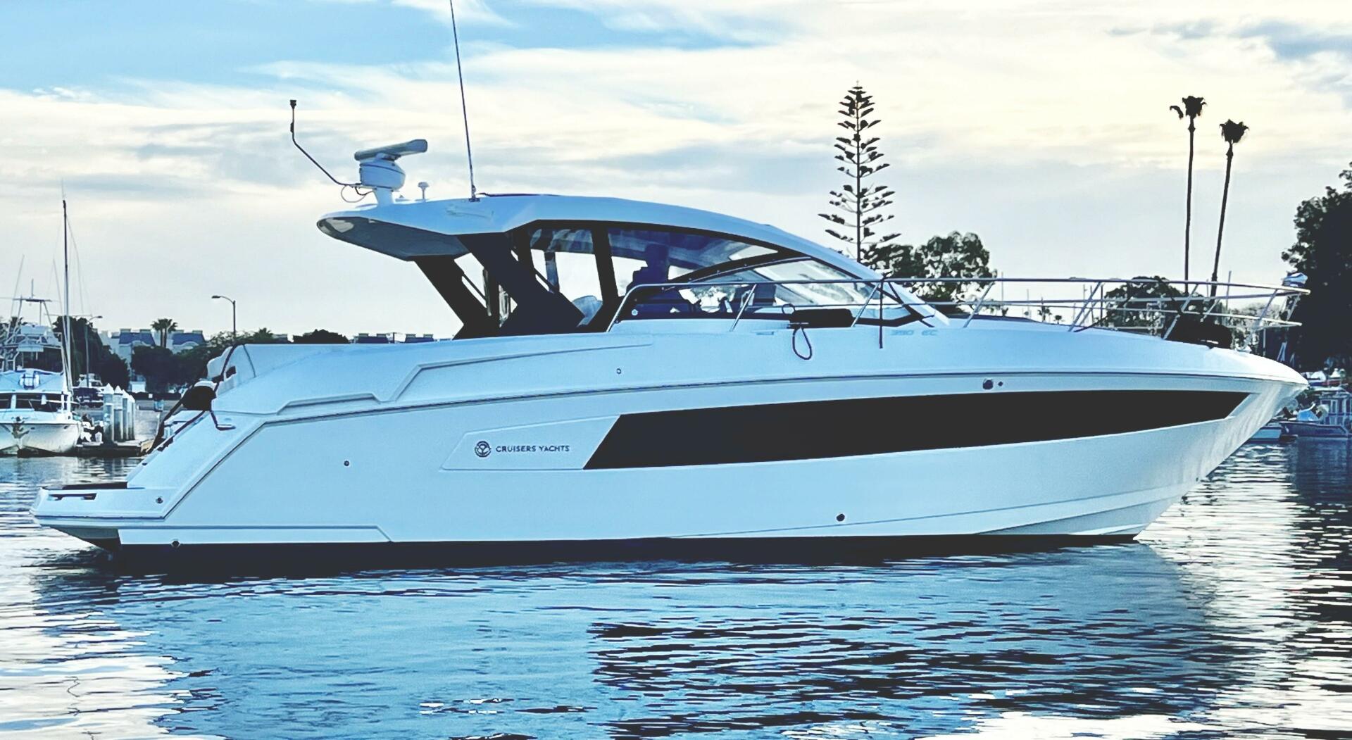 2017 Cruisers Yachts 390 Express Coupe - Image 2