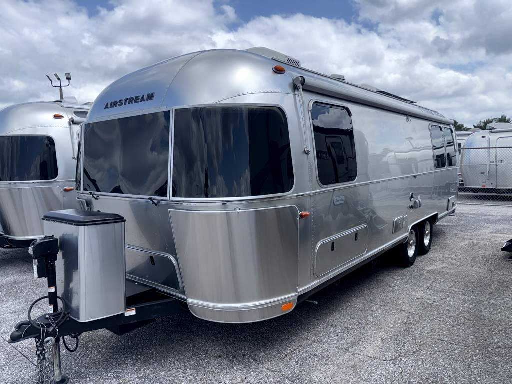 2024 AIRSTREAM GLOBETROTTER 27FB TWIN - Image 2