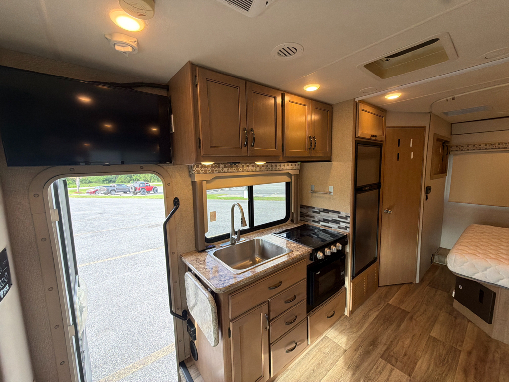 2019 Thor Motor Coach FOUR WINDS 24WS - Image 16