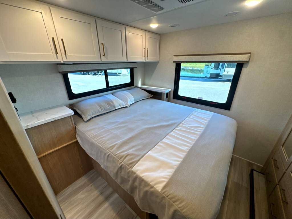 2027 THOR MOTOR COACH MAGNITUDE GA31 - Image 18