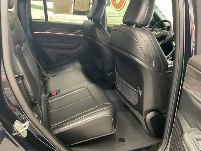 2024 Jeep Grand-Cherokee-L Laredo Altitude 4x4 - Image 24