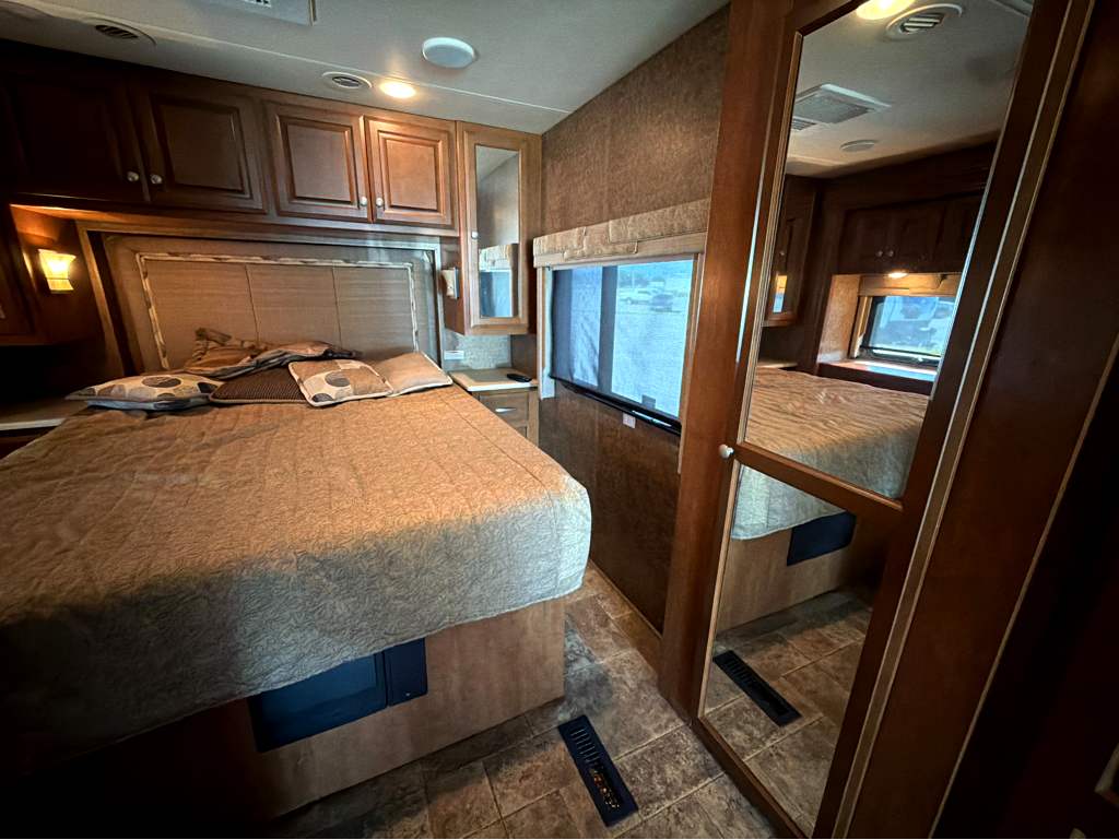 2014 THOR MOTOR COACH PALAZZO 33.2 - Image 17