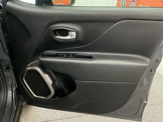 2023 Jeep Renegade Utility 4D Latitude 4WD - Image 25
