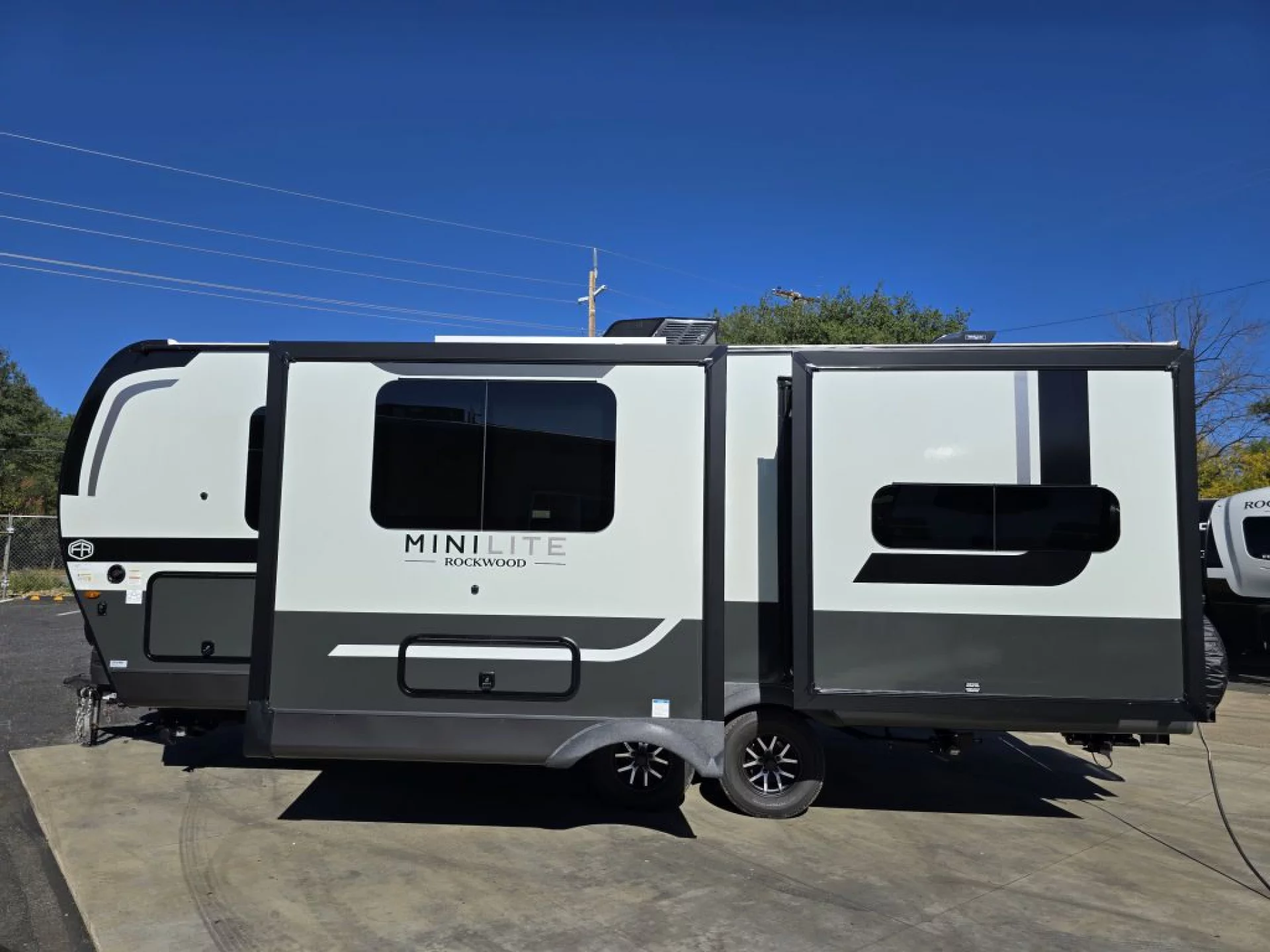 2026 FOREST RIVER ROCKWOOD MINI LITE 2519S - Image 3