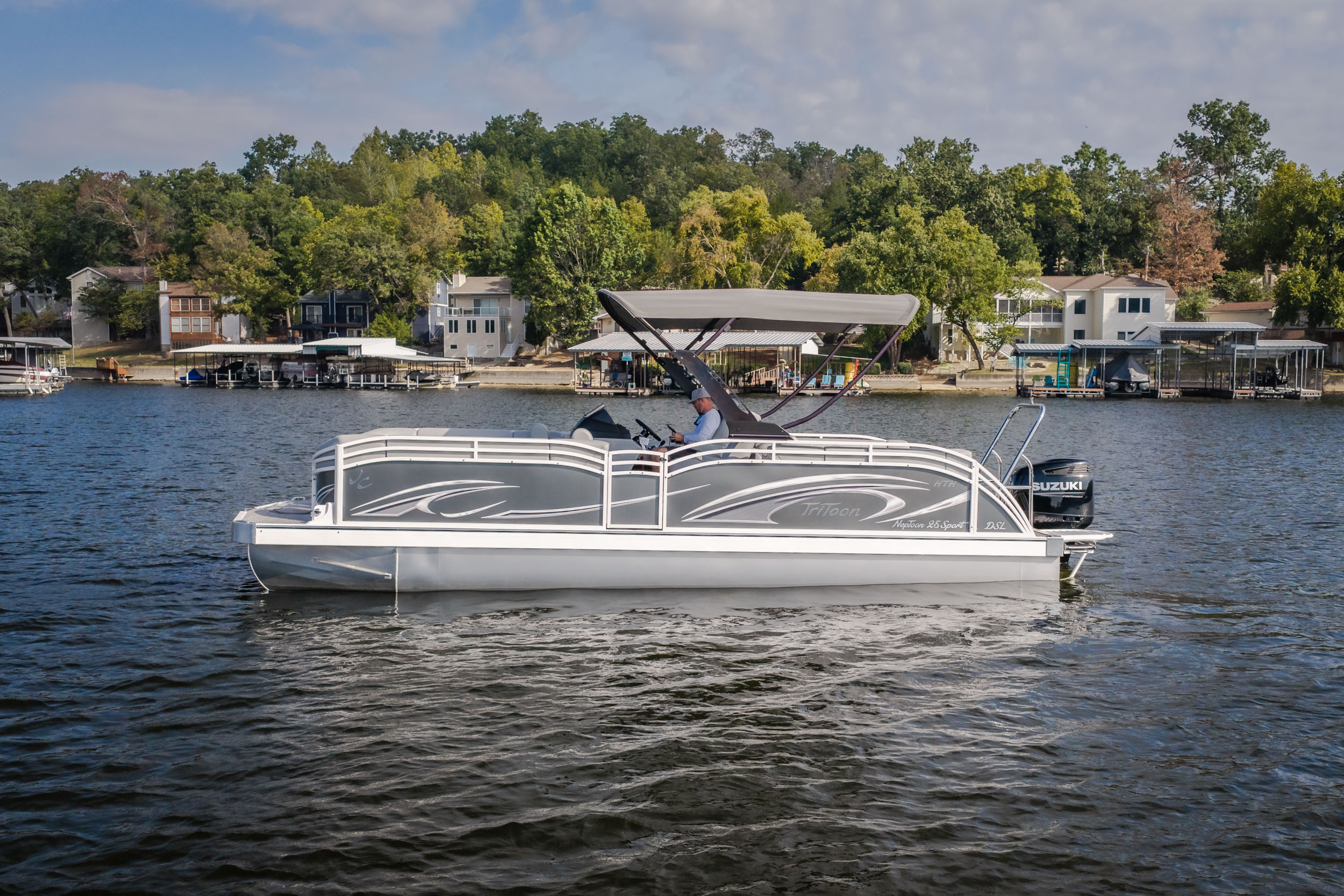 2025 JC Tritoon NepToon 25TT Sport DSL, Bow Chaise Arms - Image 1
