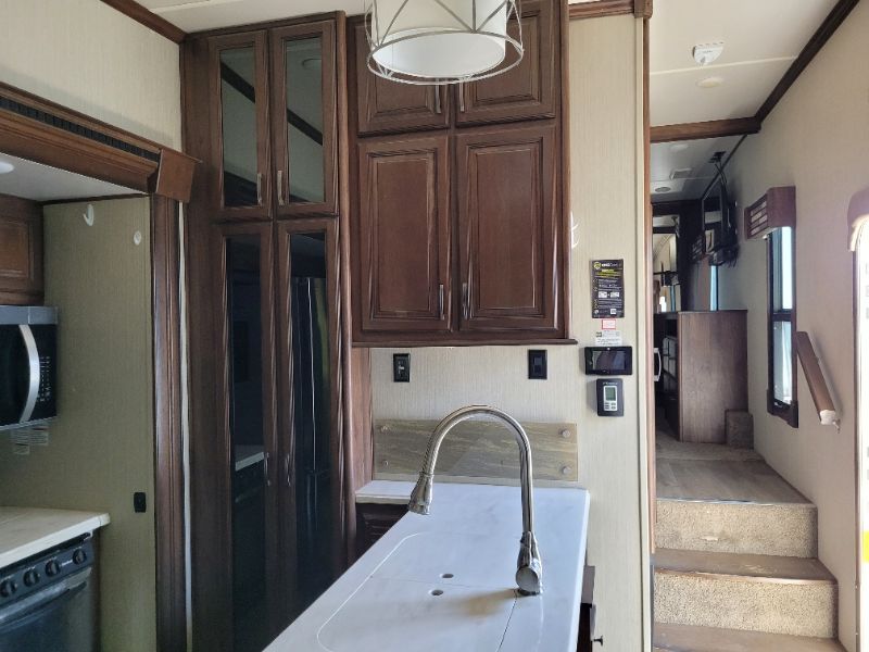 2018 Palomino Columbus 298RL - Image 12