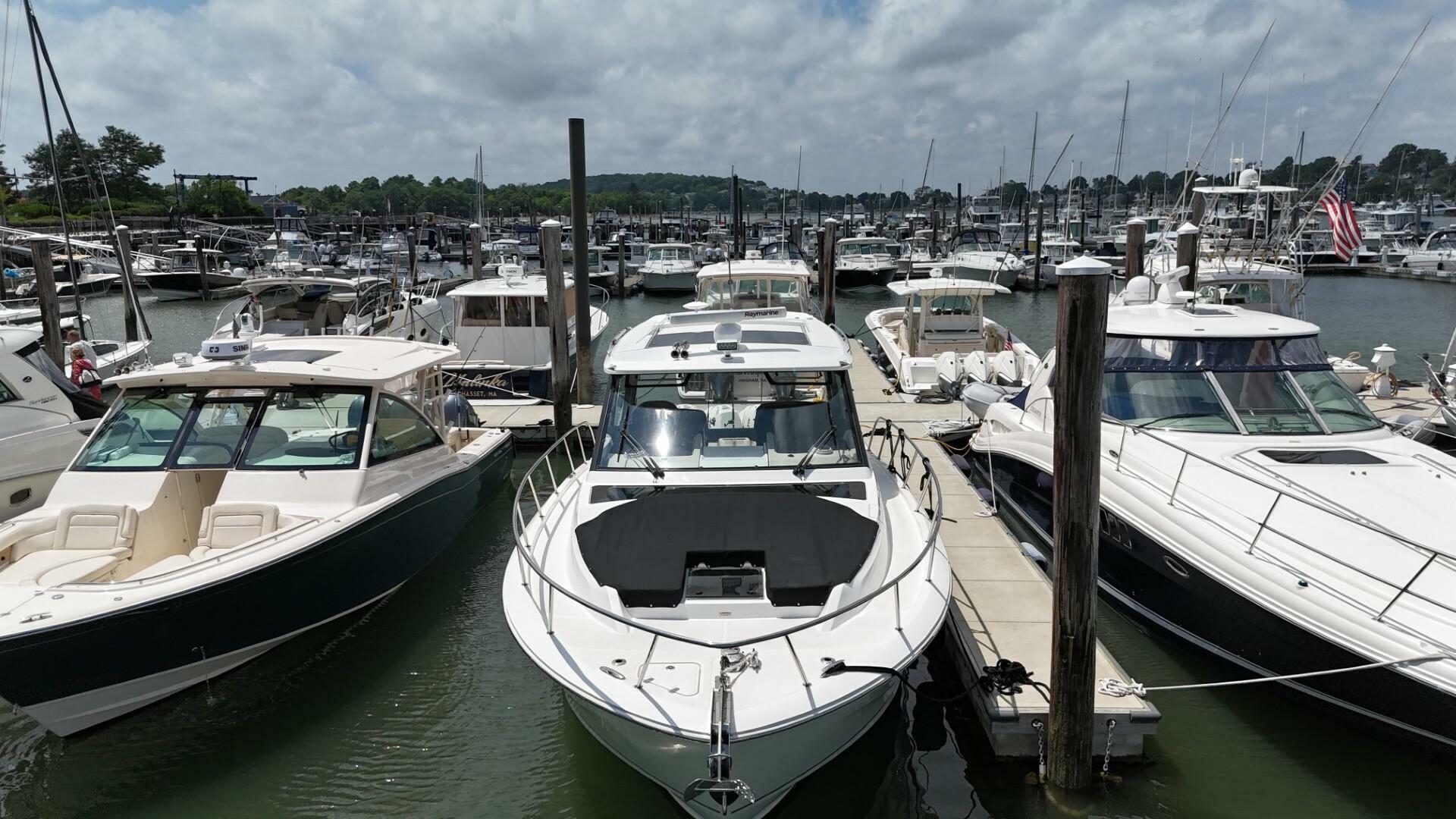 2021 Boston Whaler 405 Conquest - Image 19