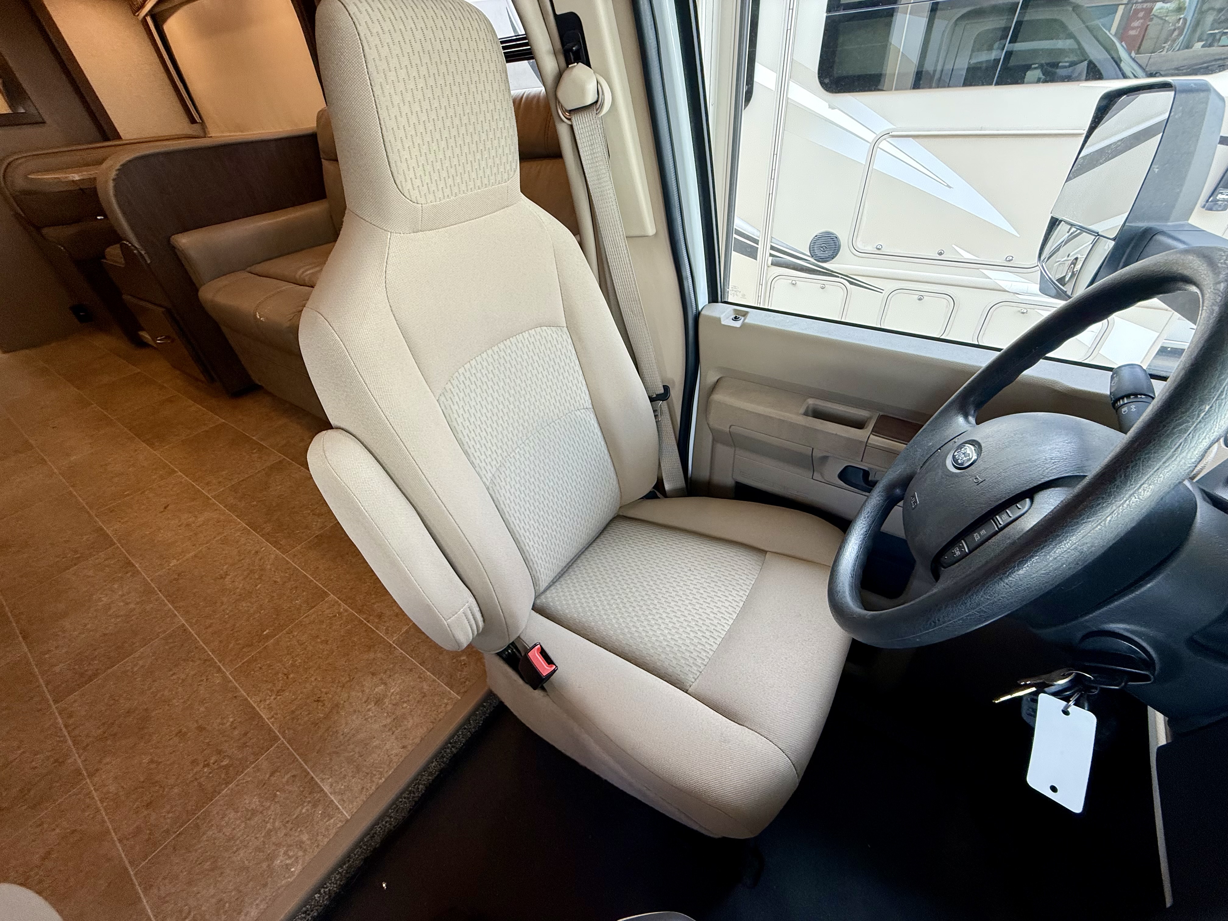 2017 Thor Motor Coach Chateau 31L - Image 11