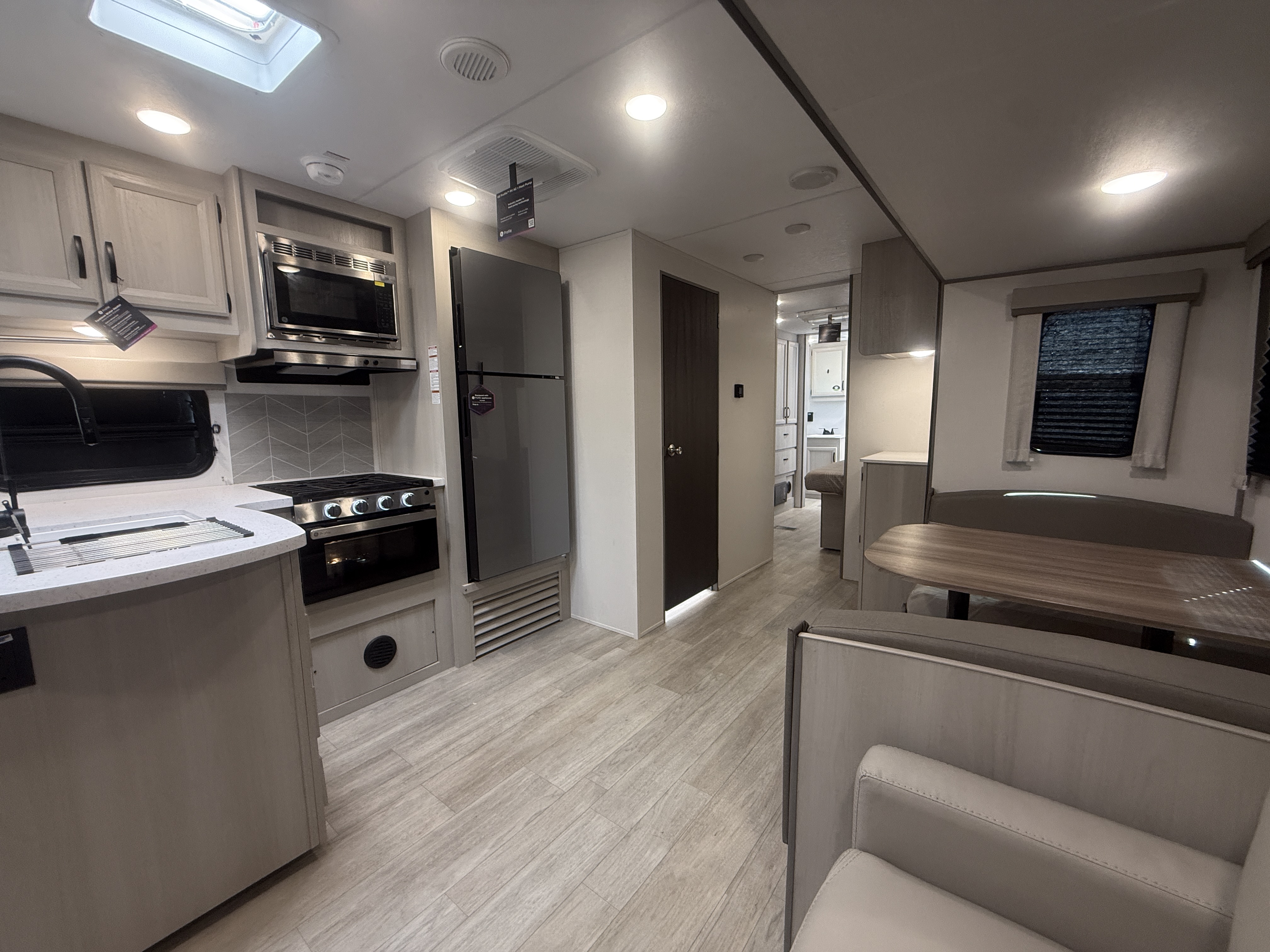 2027 Coachmen Catalina Legacy Edition 333DBDSCK - Image 12