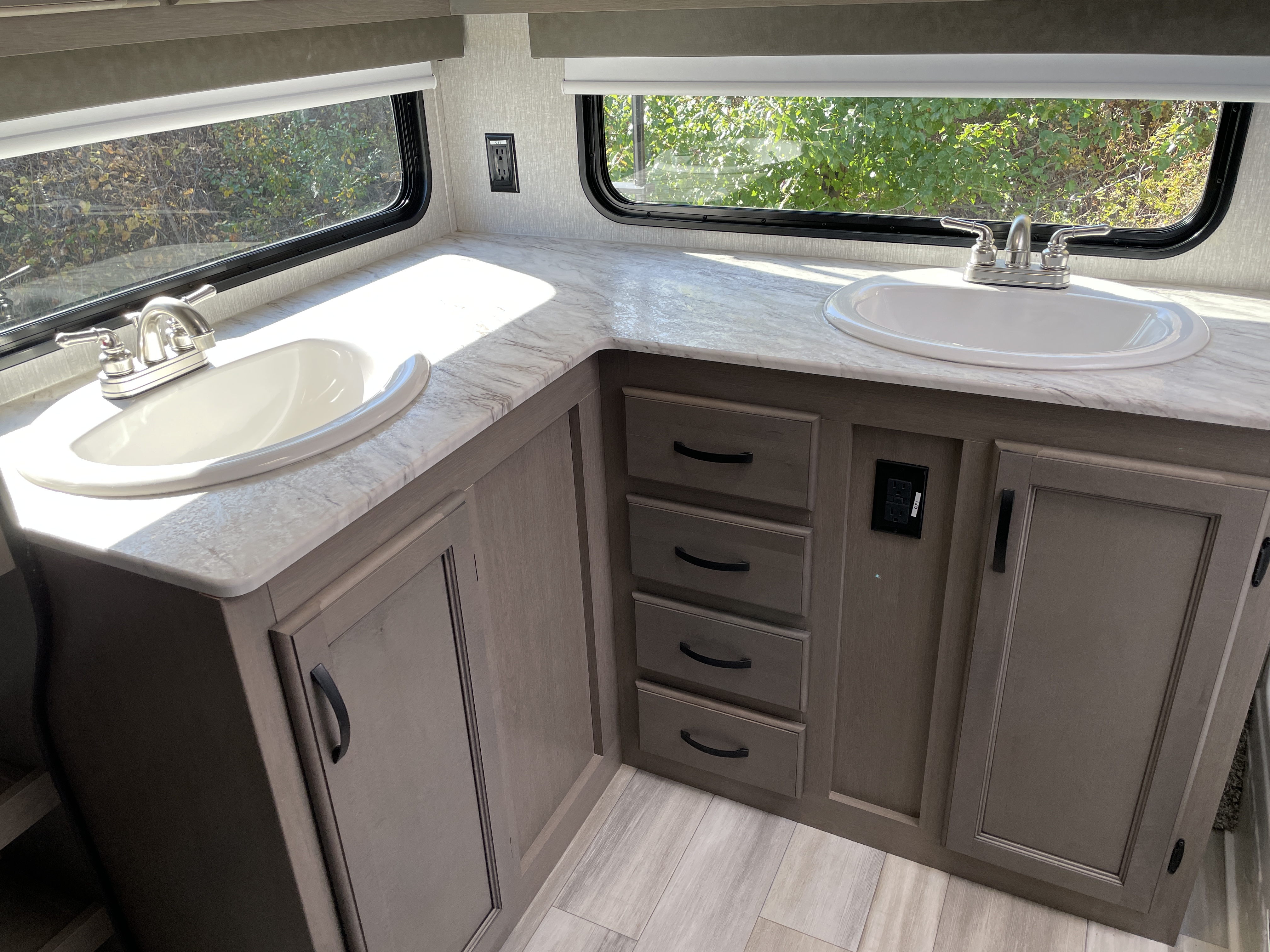 2022 Coachmen Chaparral 334FL - Image 23
