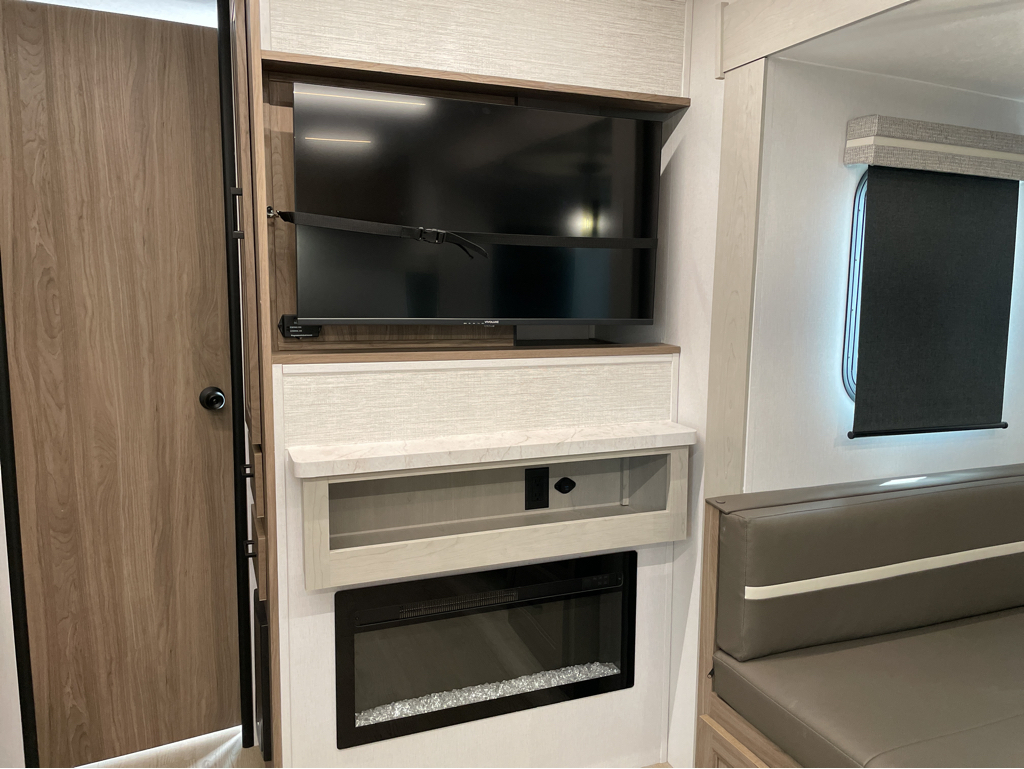 2025 Coachmen Freedom Express Ultra Lite 252RBS - Image 12