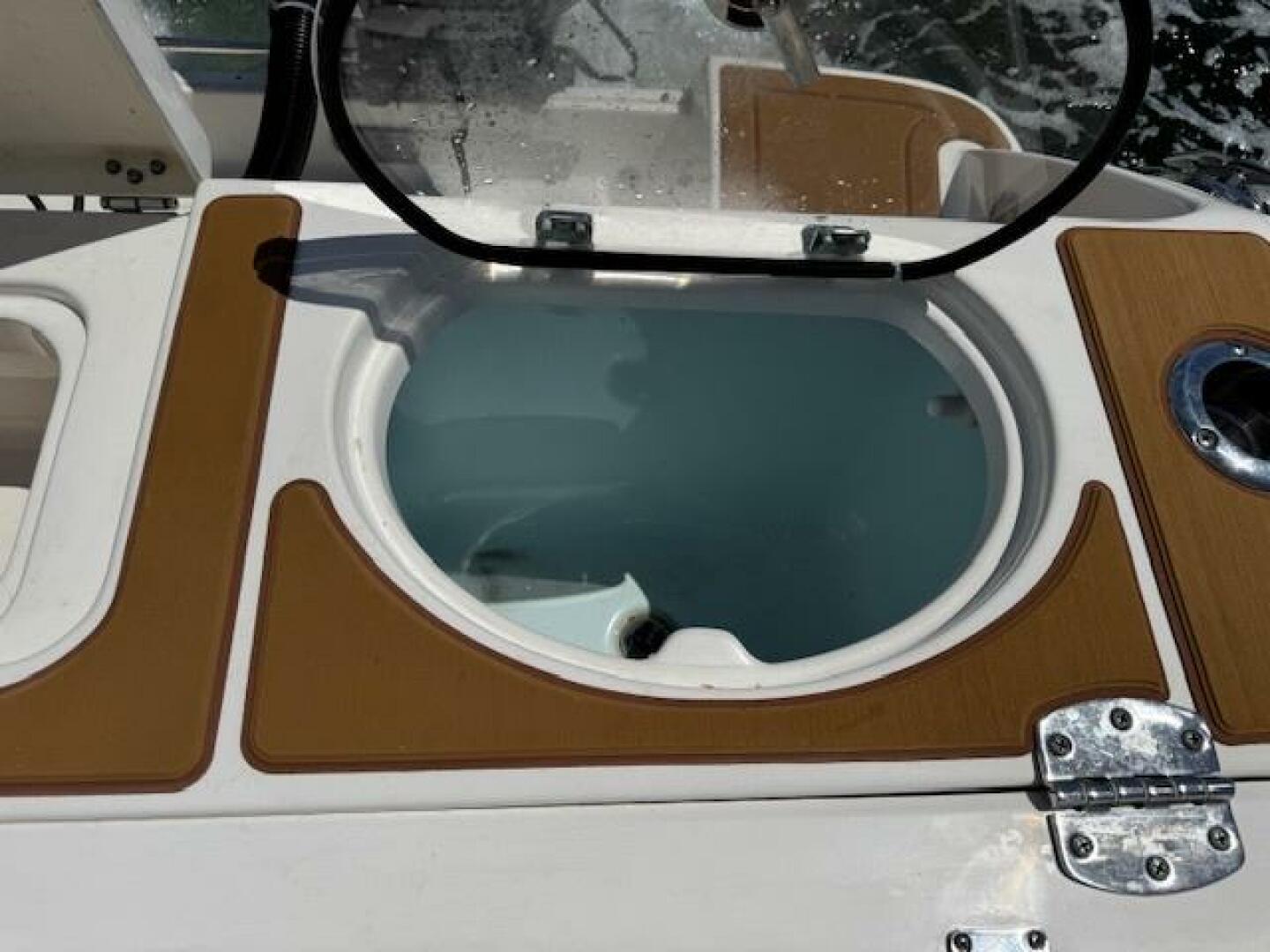 2021 Robalo R242 Center Console Base - Image 12