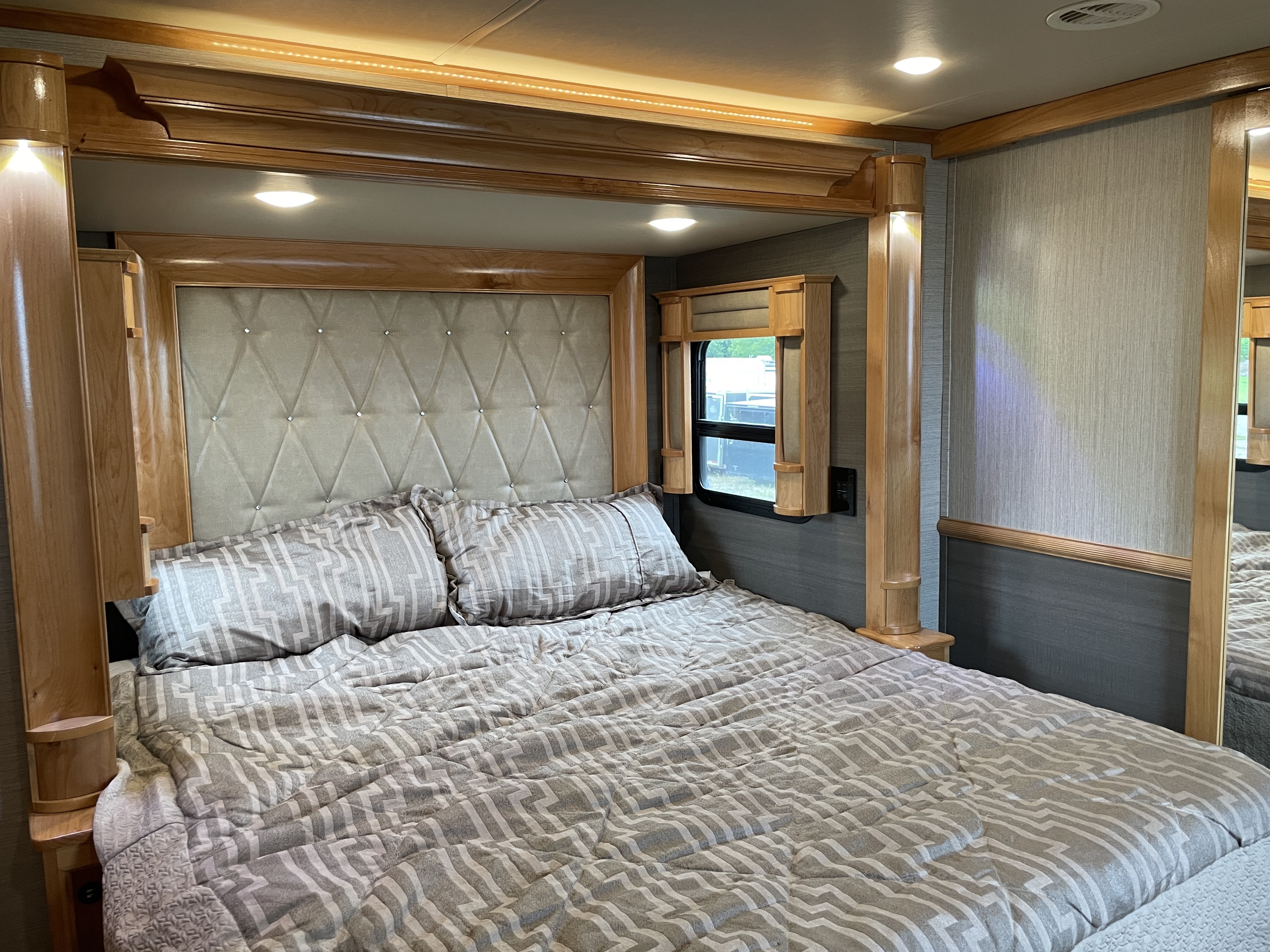 2020 Vanleigh RV Beacon 42RDB - Image 30