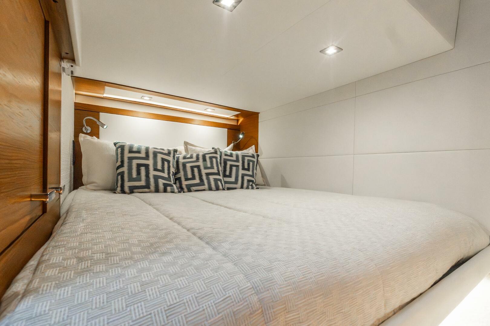 2022 Tiara Yachts 39 Coupe - Image 18