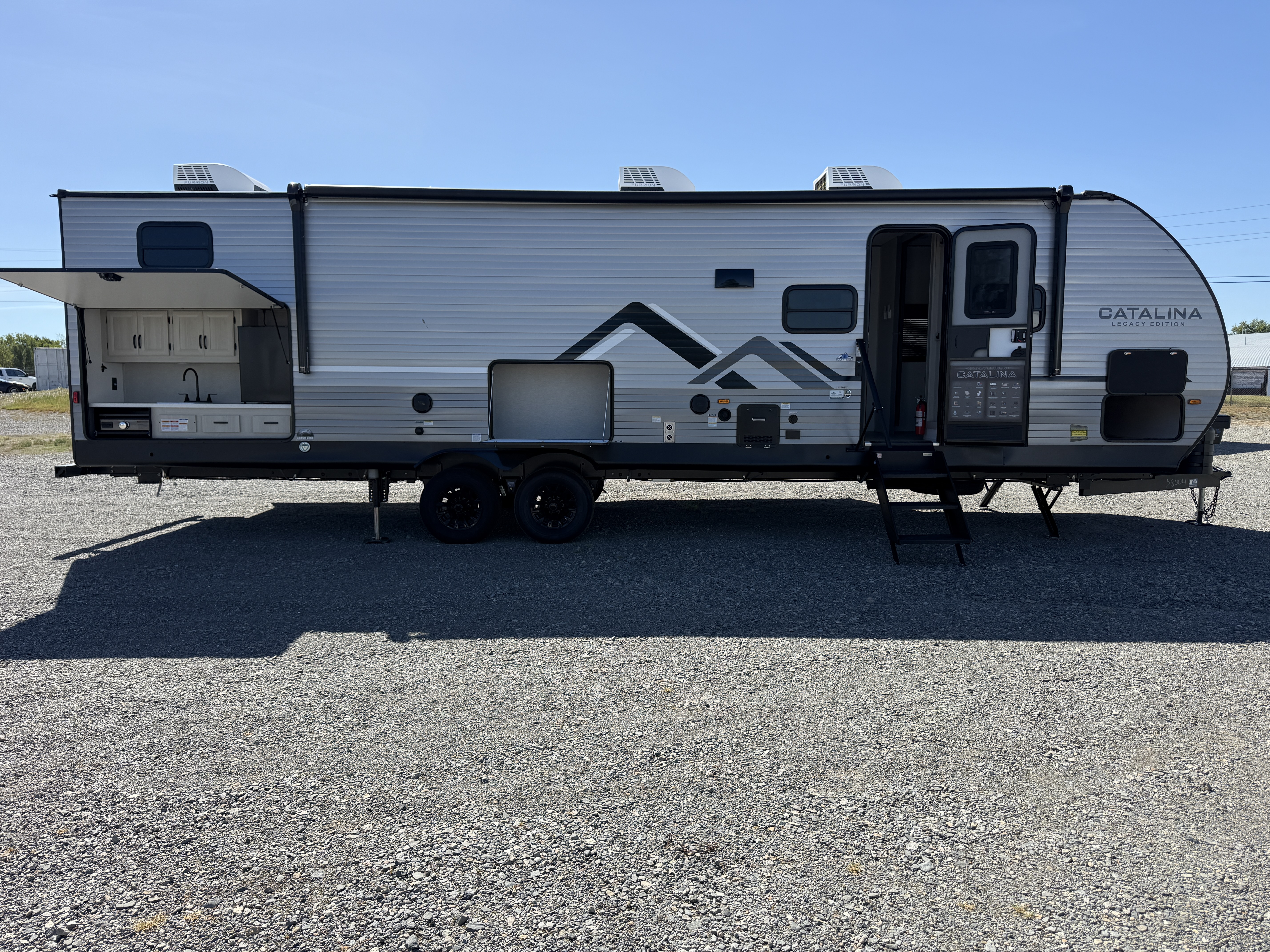 2027 Coachmen Catalina Legacy Edition 323BHDSCK - Image 8