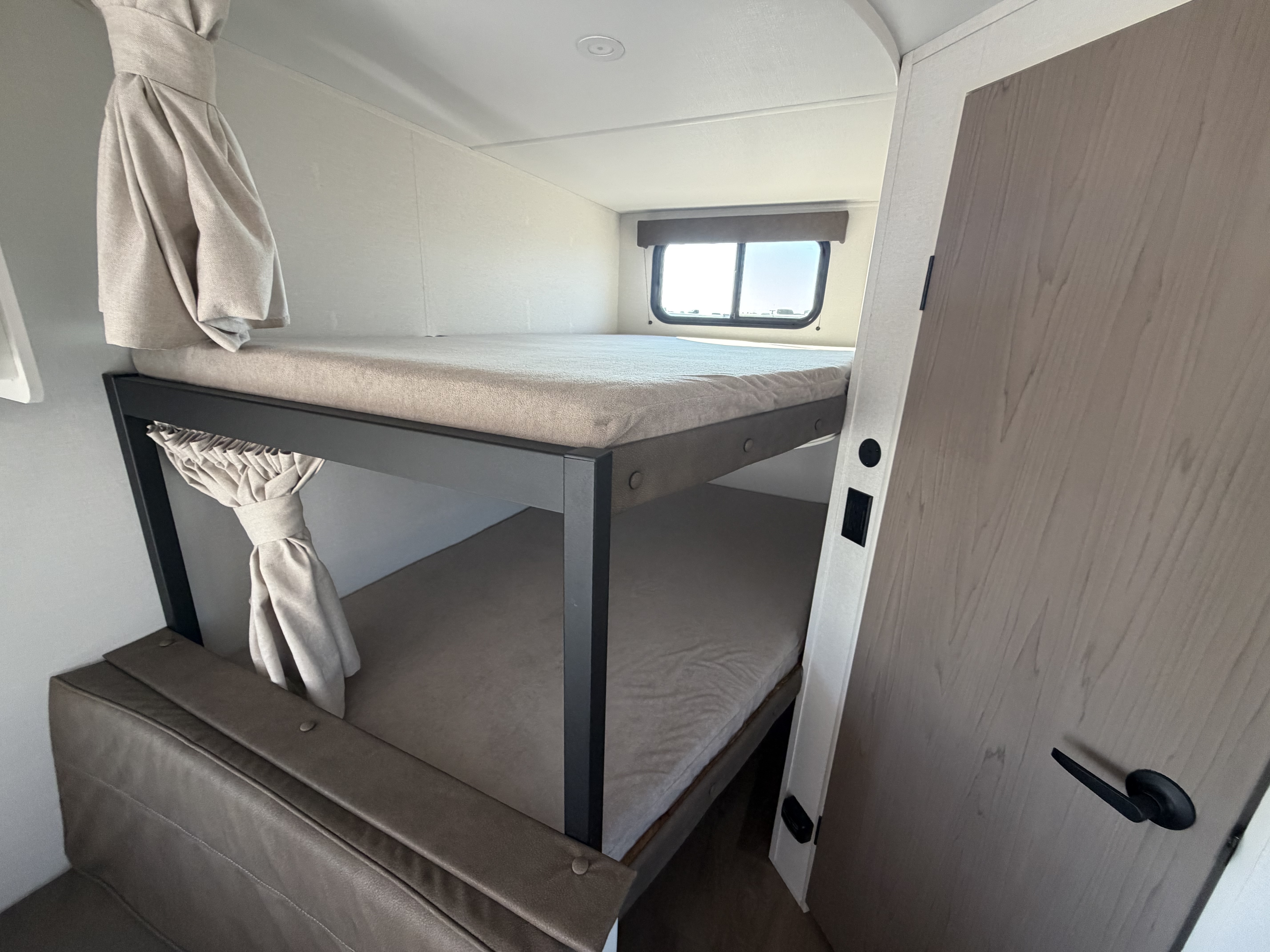 2027 GRAND DESIGN TRANSCEND 24BHX - Image 26
