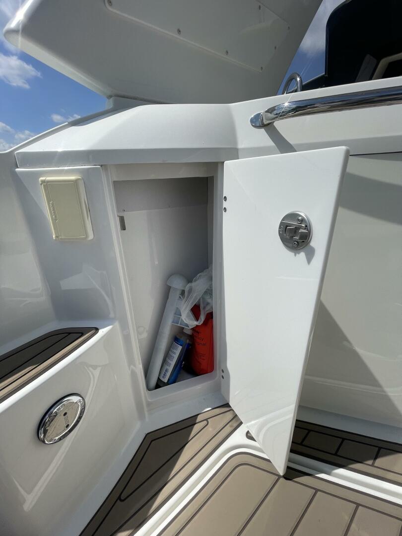2016 Monterey 335 Sport Yacht - Image 20