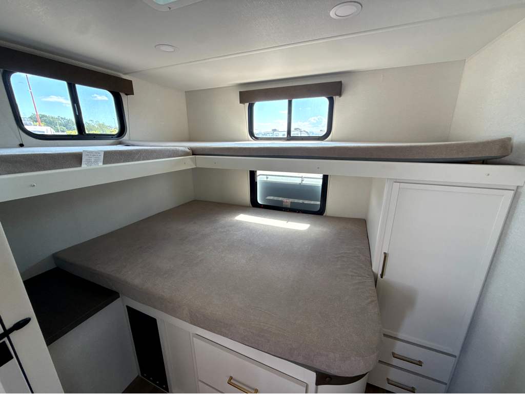 2027 GRAND DESIGN TRANSCEND 295QBT - Image 21