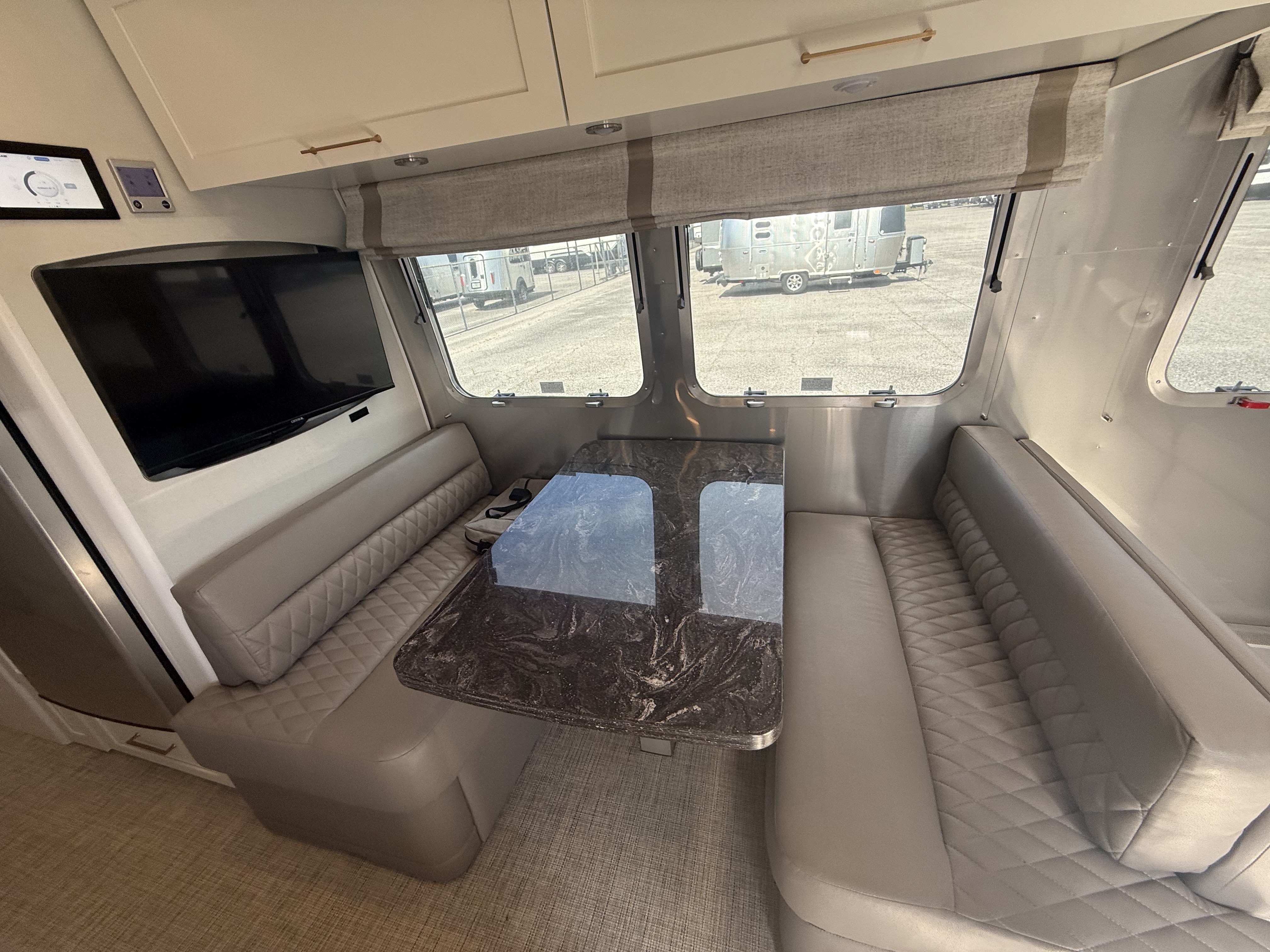 2025 AIRSTREAM CLASSIC 30RB - Image 14