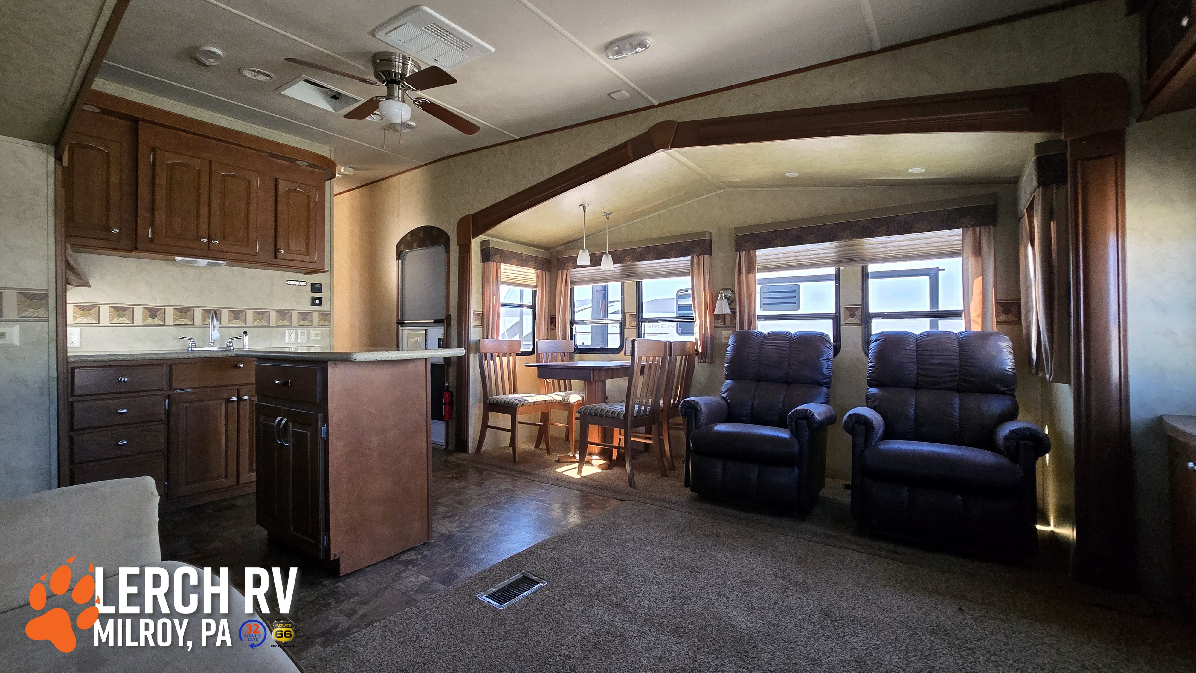 2013 FOREST RIVER CEDAR CREEK SILVERBACK 29RE - Image 16