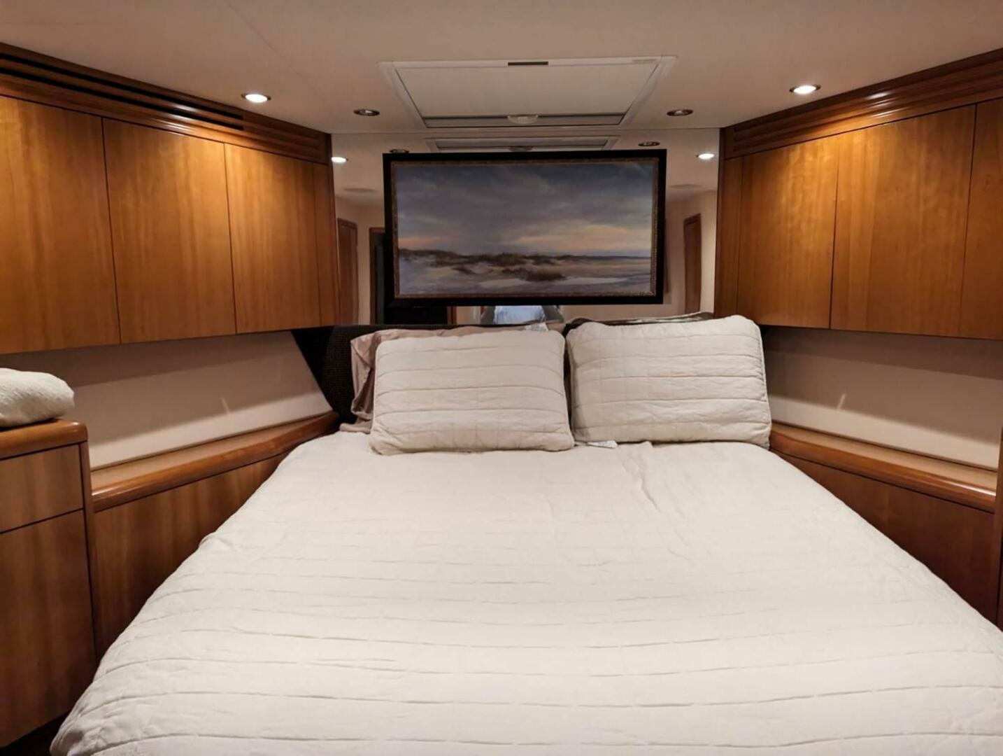 2005 Hatteras 68 Convertible - Image 10