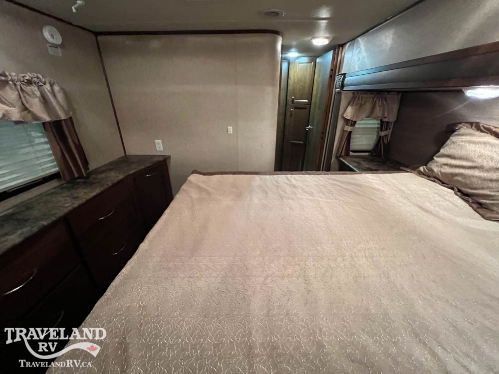 2015 Coachmen Chaparral Signature 327RLKS - Image 28
