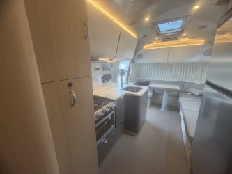 2026 AIRSTREAM GLOBETROTTER 27FBT - Image 25