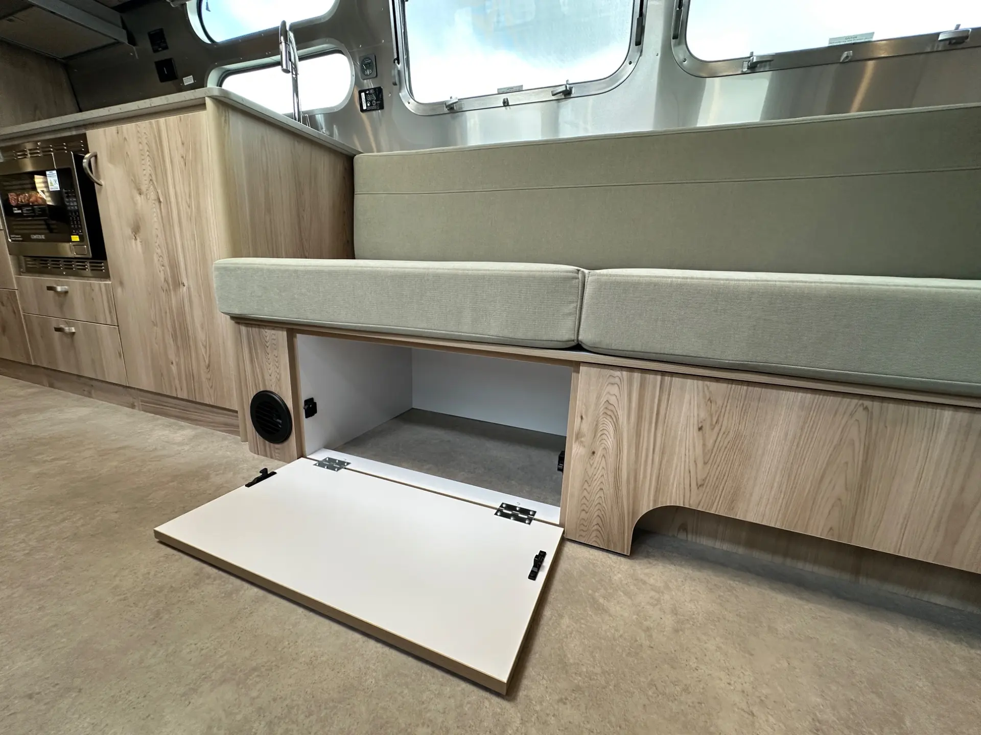 2027 Airstream Flying Cloud 30FB Bunk - Image 20