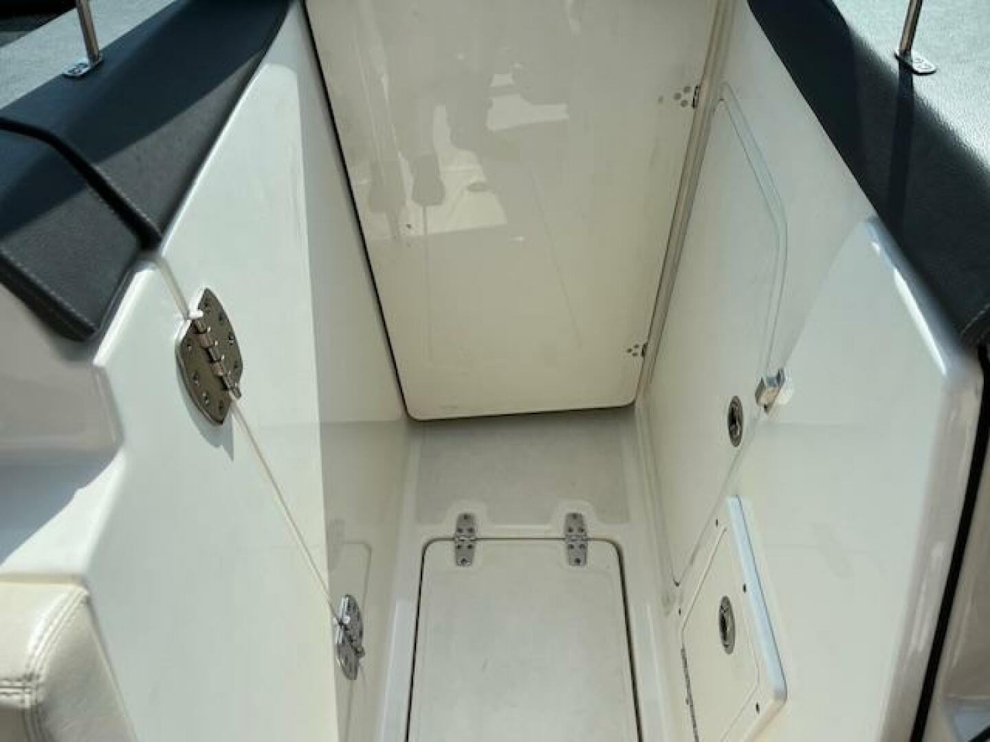 2018 Boston Whaler 270 Vantage - Image 21