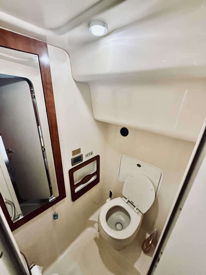 2004 Sea Ray 390 Motor Yacht - Image 15
