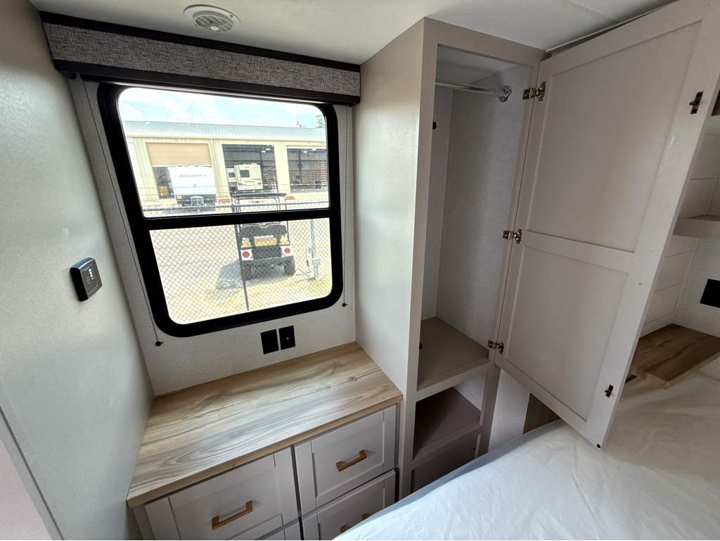 2027 JAYCO JAY FLIGHT BUNGALOW 404LOFT - Image 24