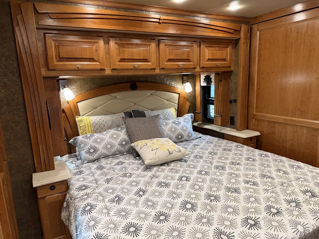 2015 Tiffin Phaeton 40 AH - Image 17