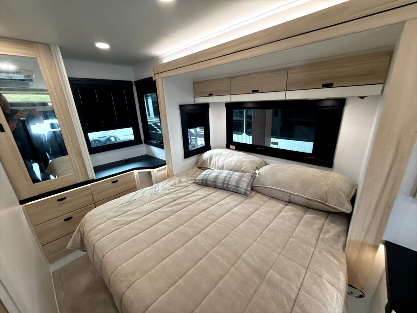 2027 JAYCO MELBOURNE PRESTIGE 25LP - Image 28