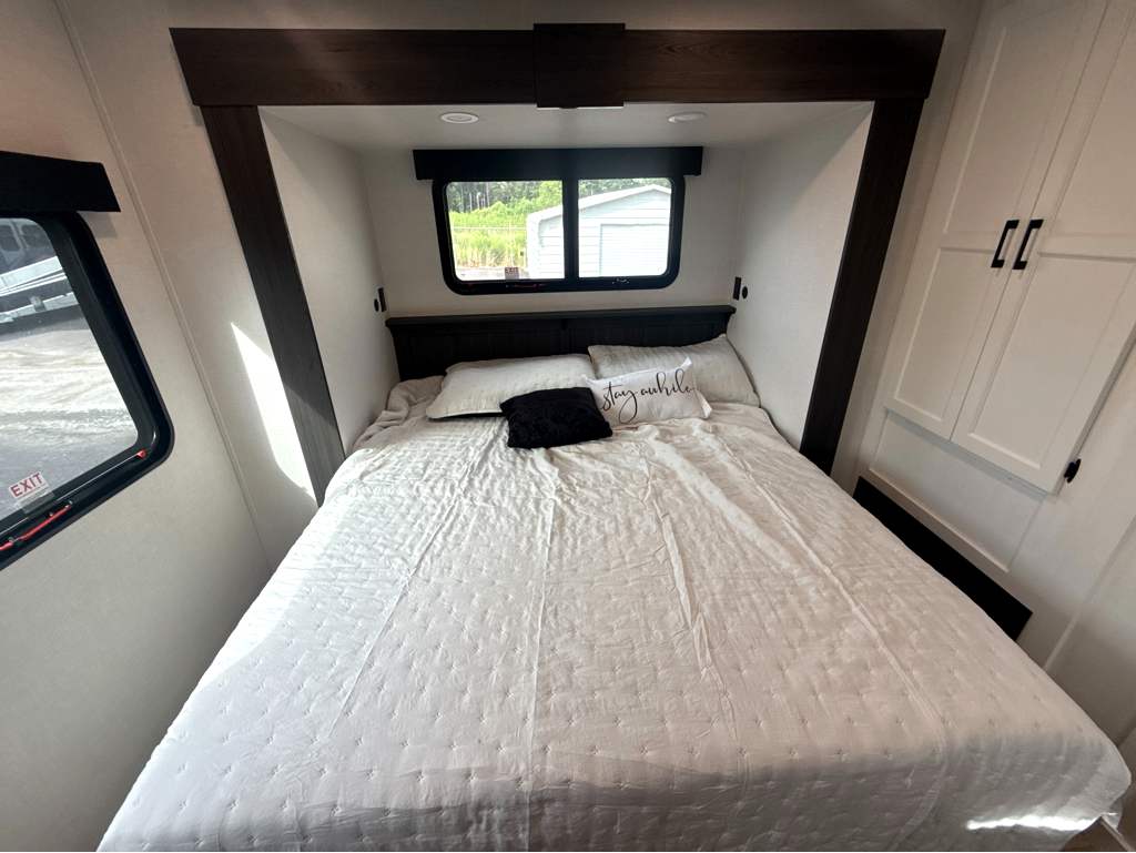 2027 VENTURE RV SPORTTREK 333VFK - Image 24