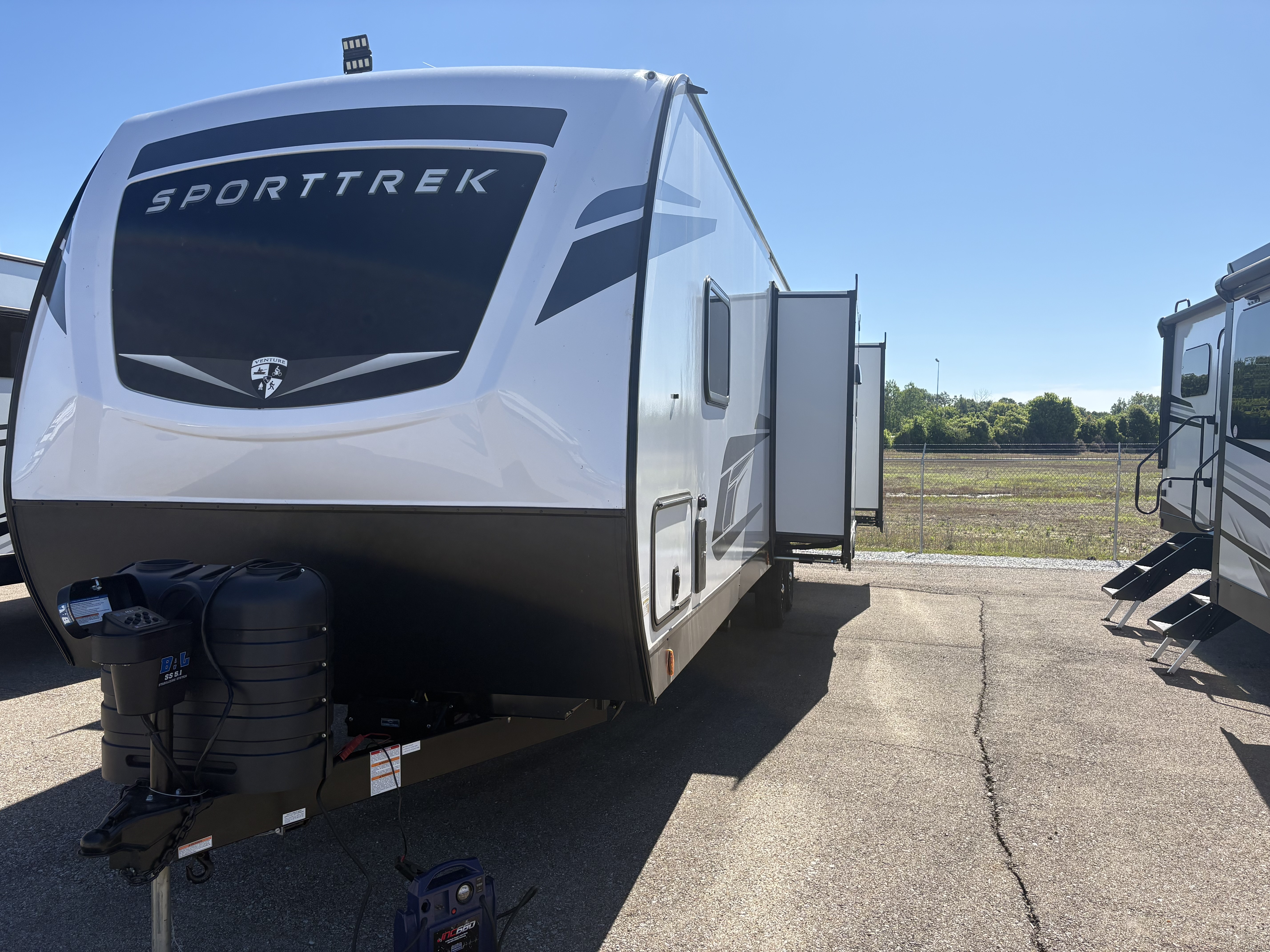 2026 VENTURE RV SPORTTREK 327VIK - Image 3