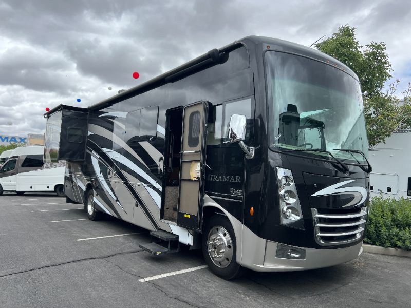 2020 Thor Motor Coach Miramar 32.2 - Image 1