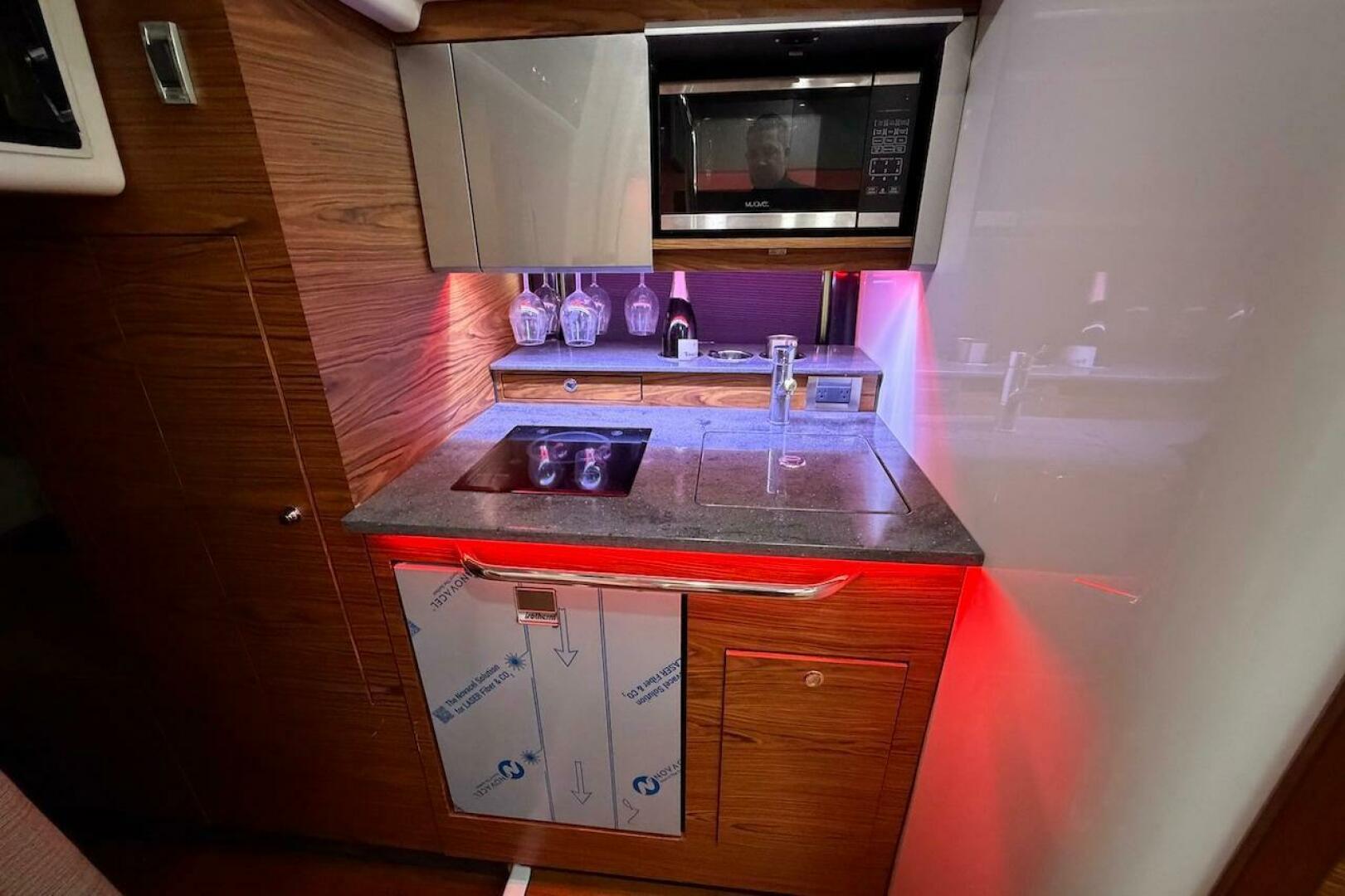 2021 Boston Whaler 405 Conquest - Image 34