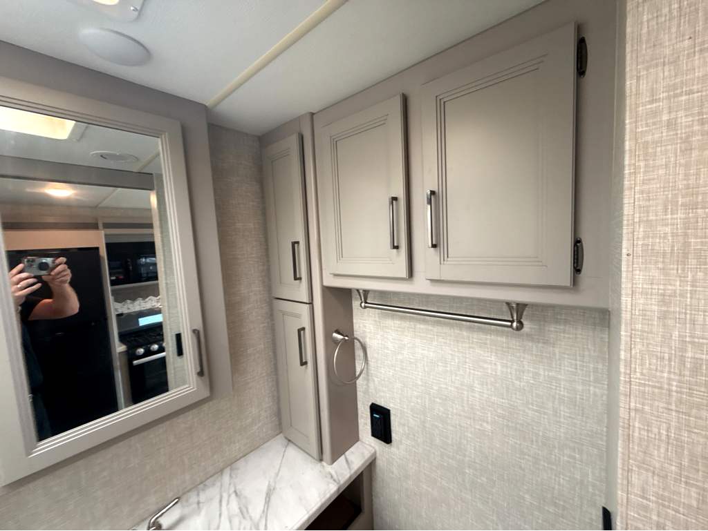 2022 Thor Motor Coach HURRICANE 34R - Image 31