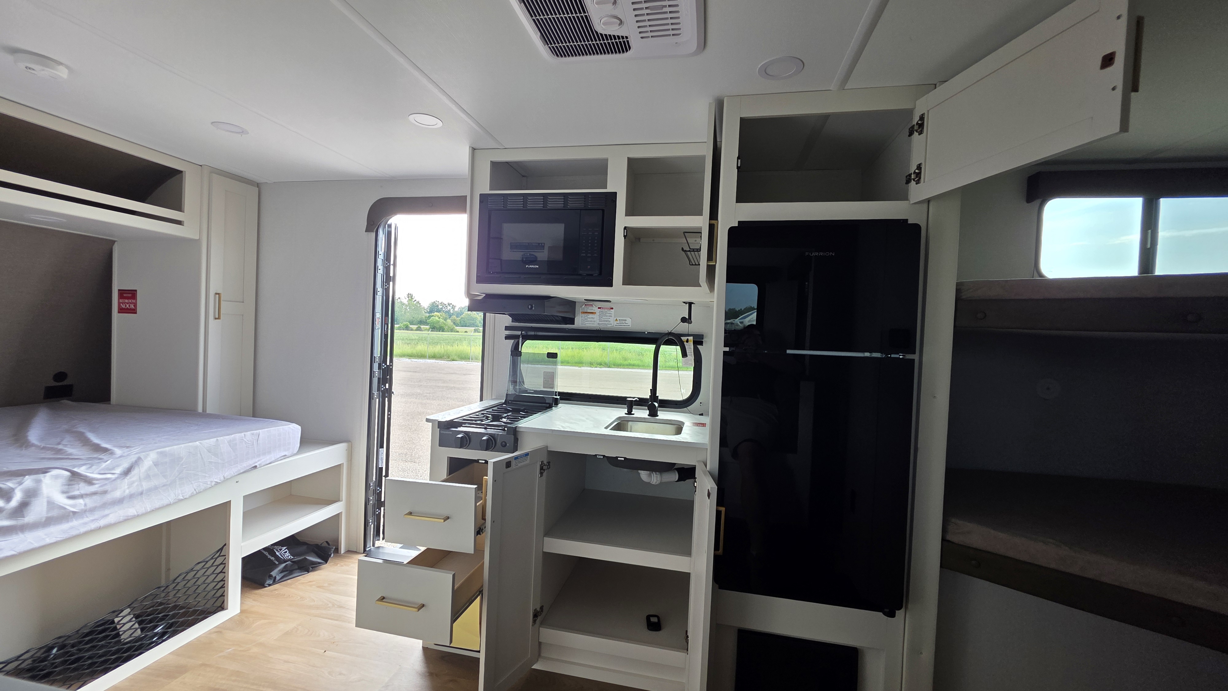 2027 GRAND DESIGN TRANSCEND 161DB - Image 16