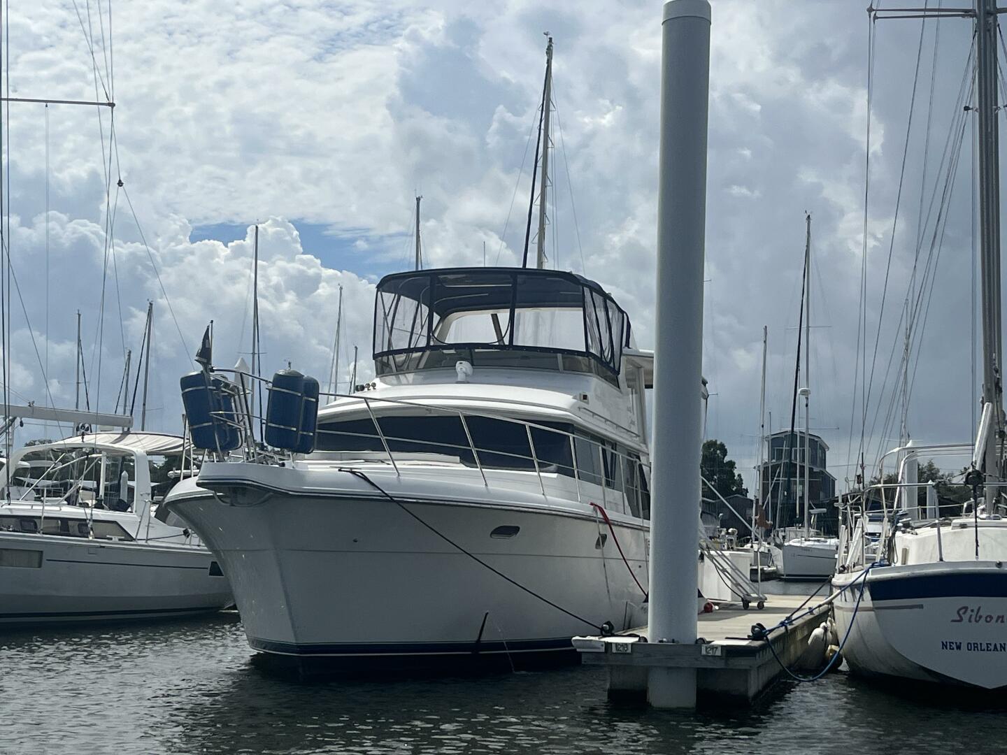 1995 Carver 440 Aft Cabin - Image 2