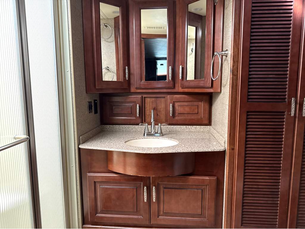2014 Fleetwood DISCOVERY 40E - Image 29