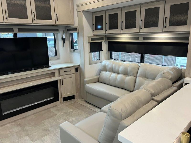 2025 Grand Design Solitude 388MBS - Image 7