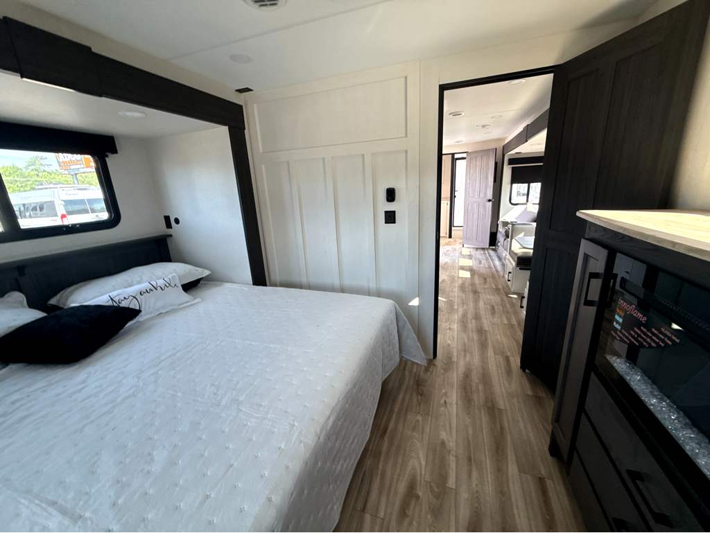 2027 VENTURE RV SPORTTREK 292VRB - Image 25