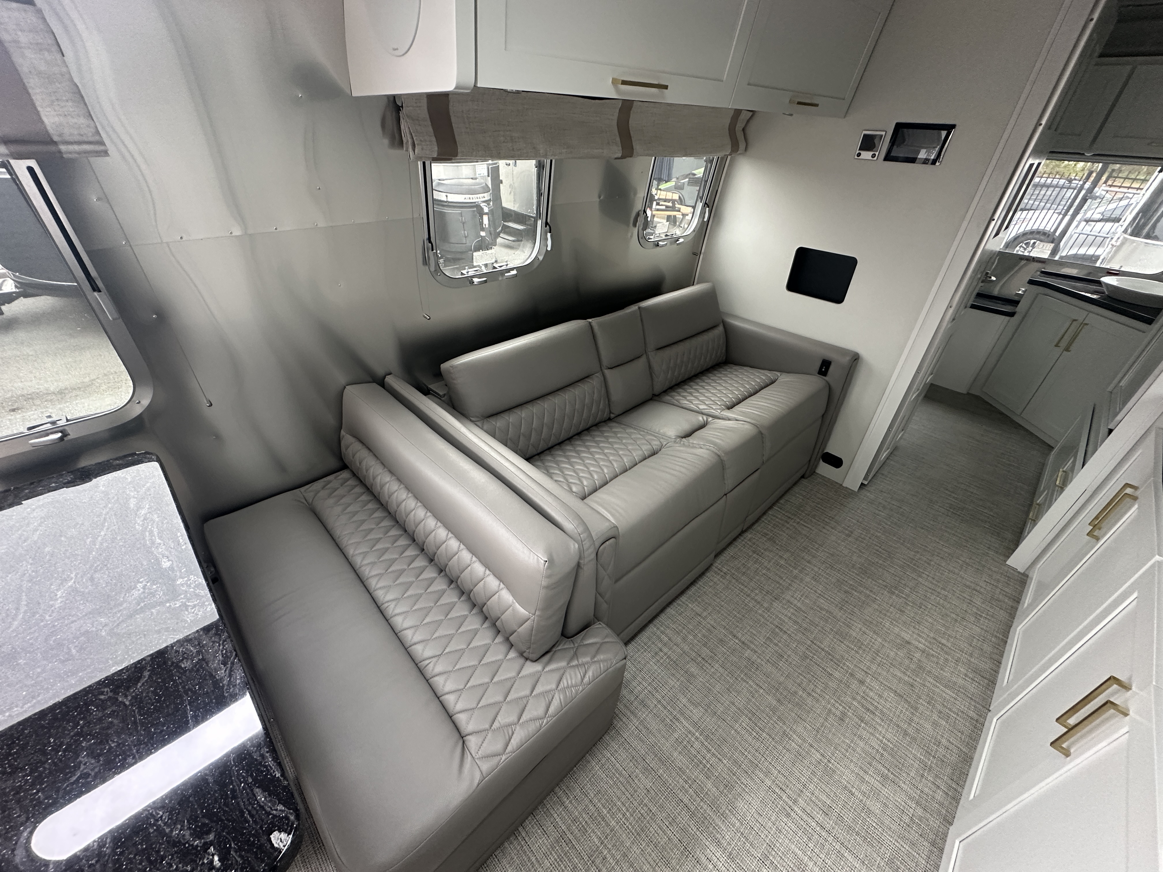 2026 Airstream Classic 33FB - Image 21