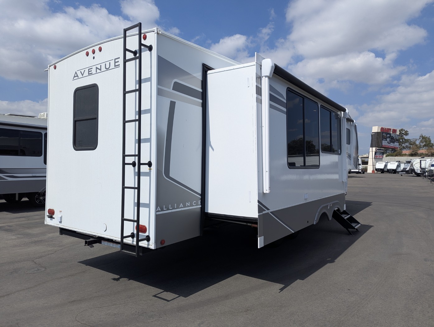 2026 Alliance RV Avenue 35RKS - Image 4