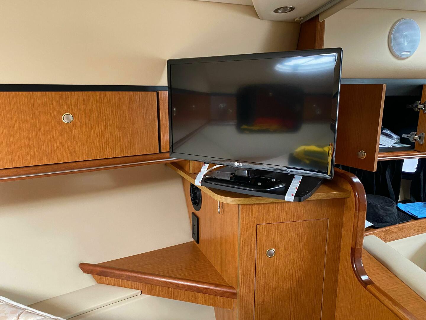 2004 Cruisers Yachts 340 Express - Image 36